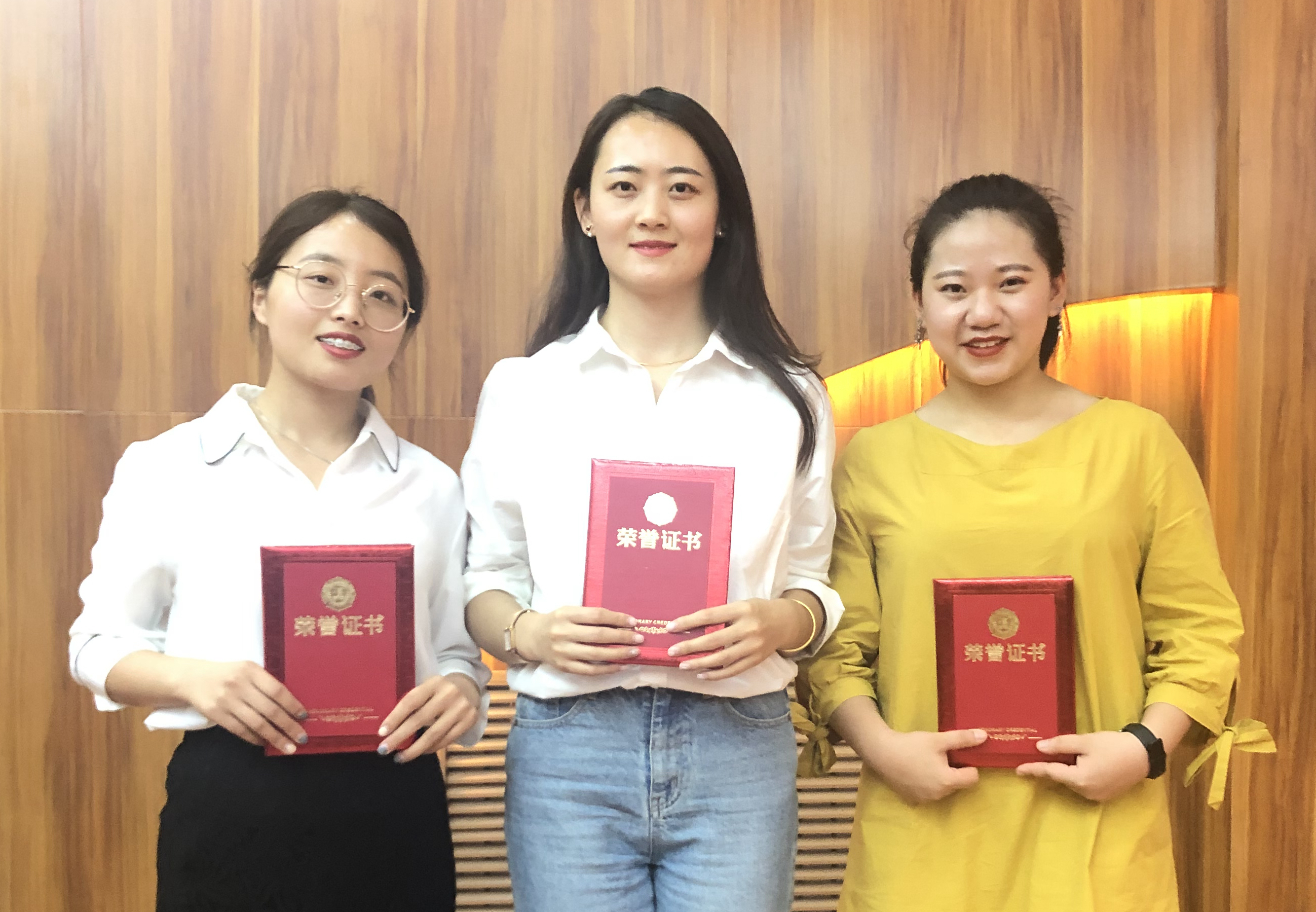 口译研究生孙连悦,2016级本科生武小雅凭借扎实的英语口译功底斩获冠